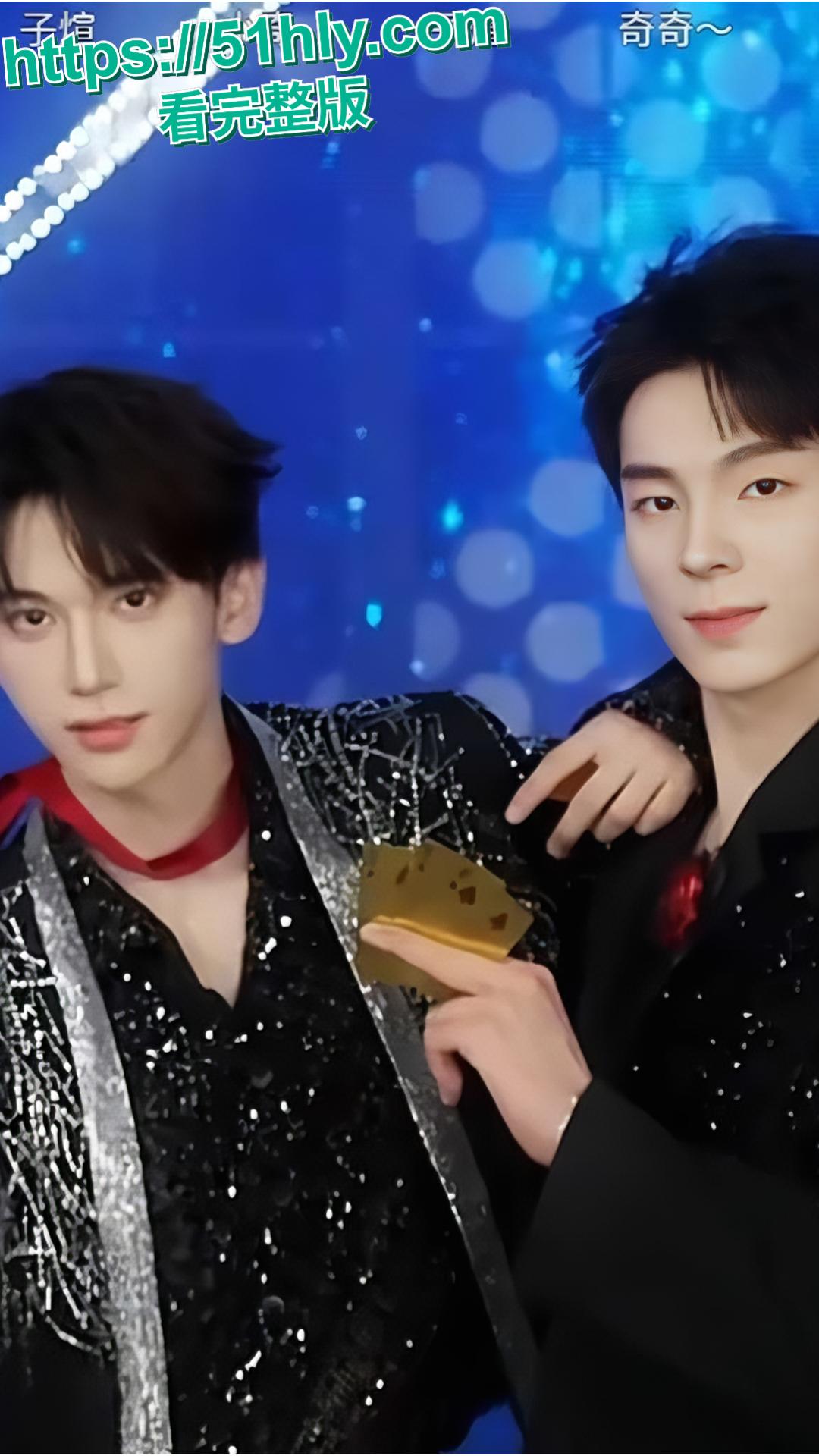 抖音百万男神F小奇塌房实锤 被曝光约炮已婚女粉 线上直播圈钱线下邀请人妻进行多人运动 不雅视频流出-2