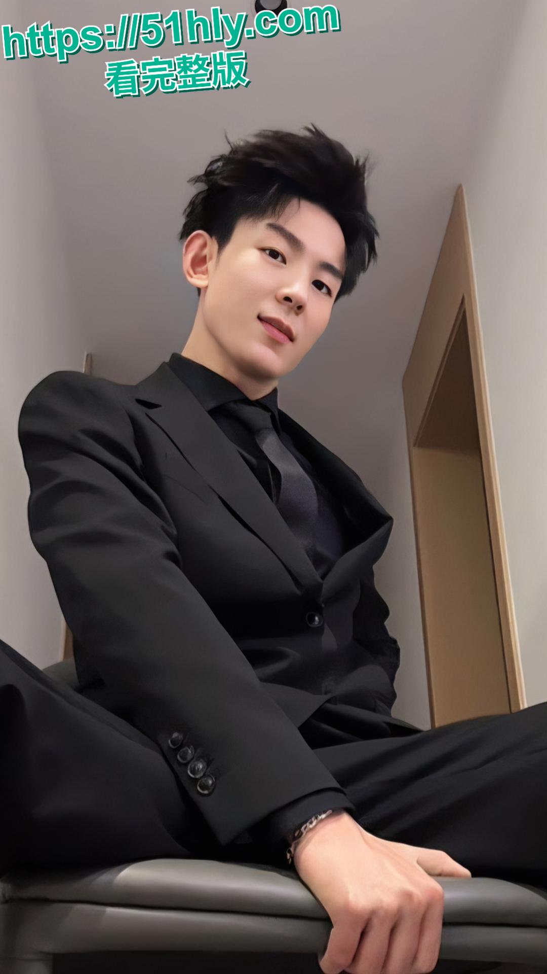 抖音百万男神F小奇塌房实锤 被曝光约炮已婚女粉 线上直播圈钱线下邀请人妻进行多人运动 不雅视频流出-3