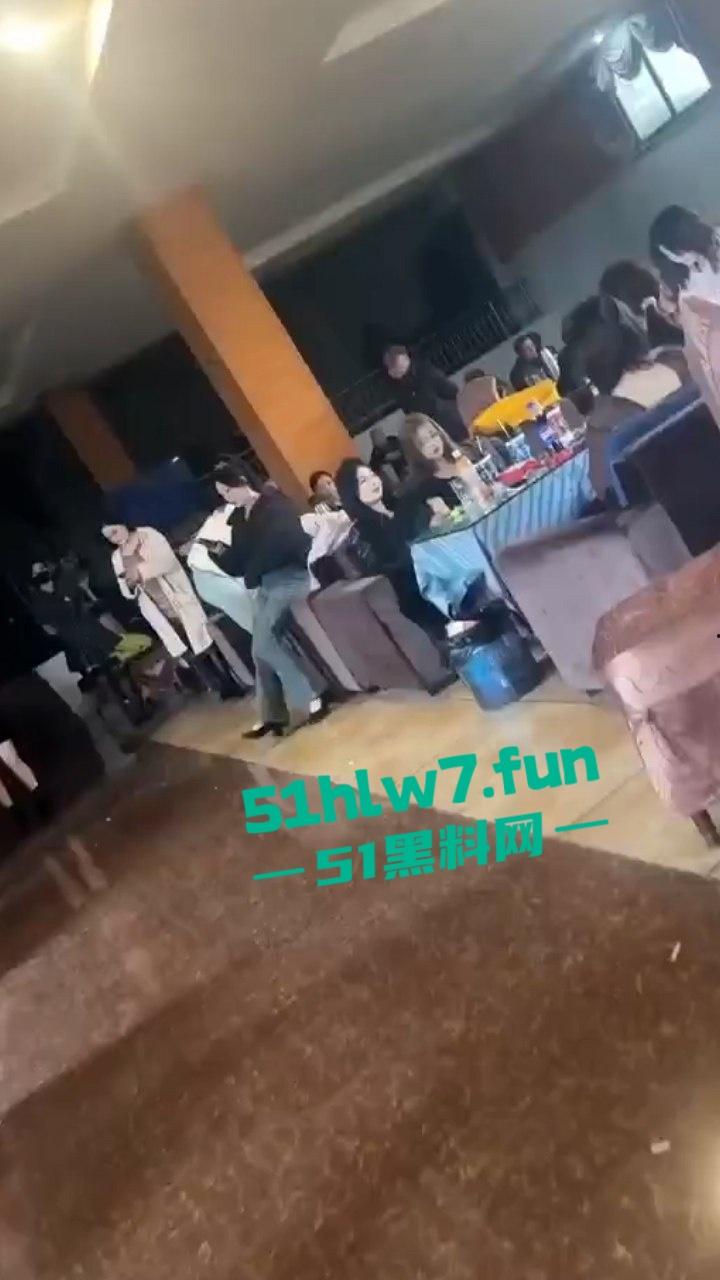 四川绵阳大青龙纯炮场美女如云，不惧扫黄行动顶风作案照样出台卖逼引发网友们的羡慕。-4