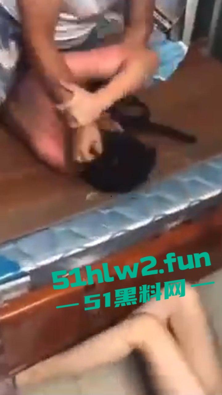 捉奸现场实拍，大胆奸夫到正主家里操别人老婆，结果丈夫提前回家捉奸当场暴揍场面超刺激。-3