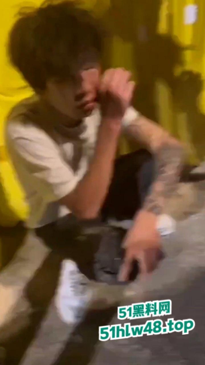 无业小哥偷车当场被抓，惨遭无影脚狂踹被逼互扇耳光，场面炸裂又酸爽。-2