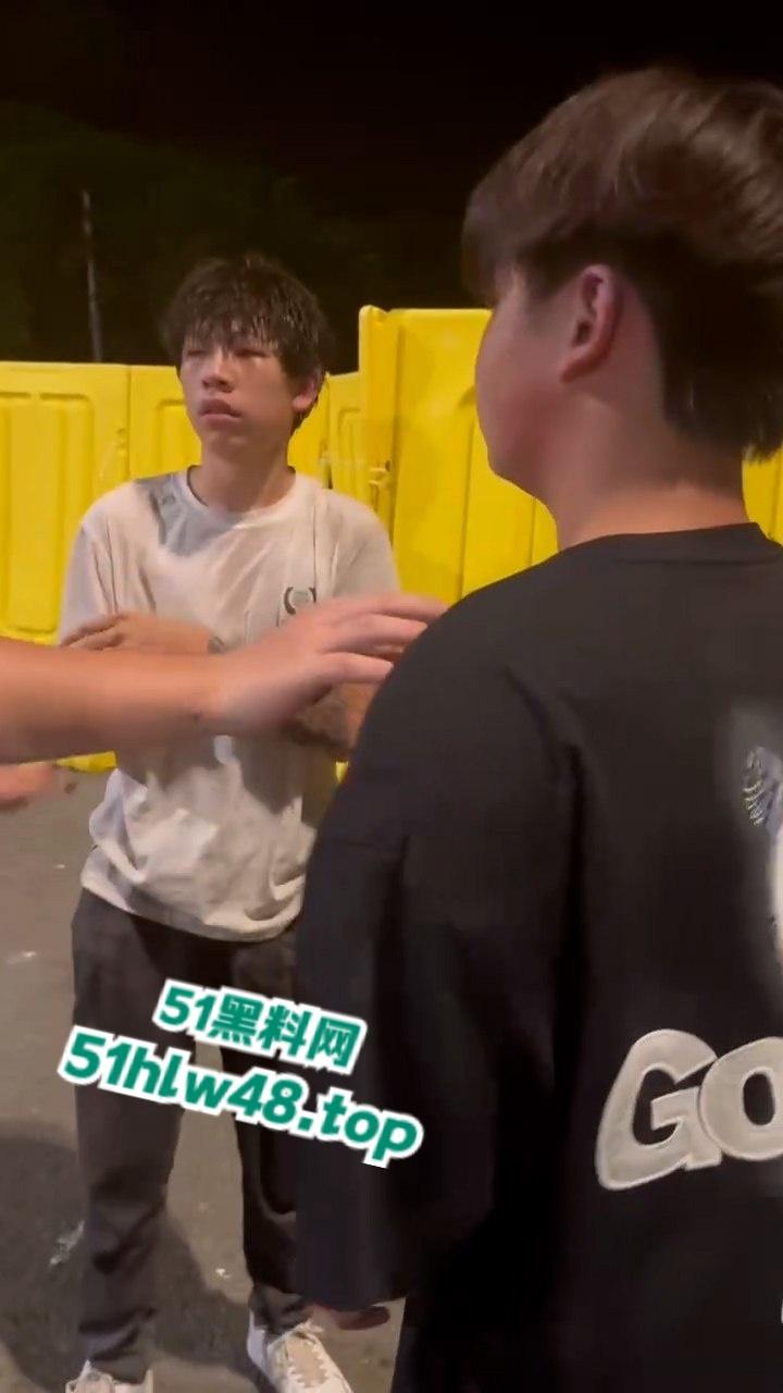 无业小哥偷车当场被抓，惨遭无影脚狂踹被逼互扇耳光，场面炸裂又酸爽。-7