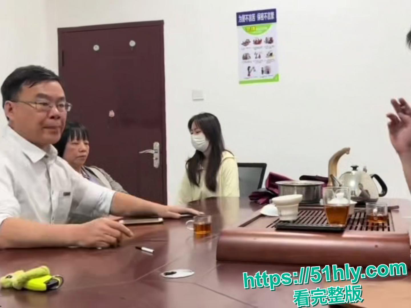 炸裂!湖南女子曝 14 年情断:校服到婚纱的老公,被熟人小三撩到小树林都敢约?-5