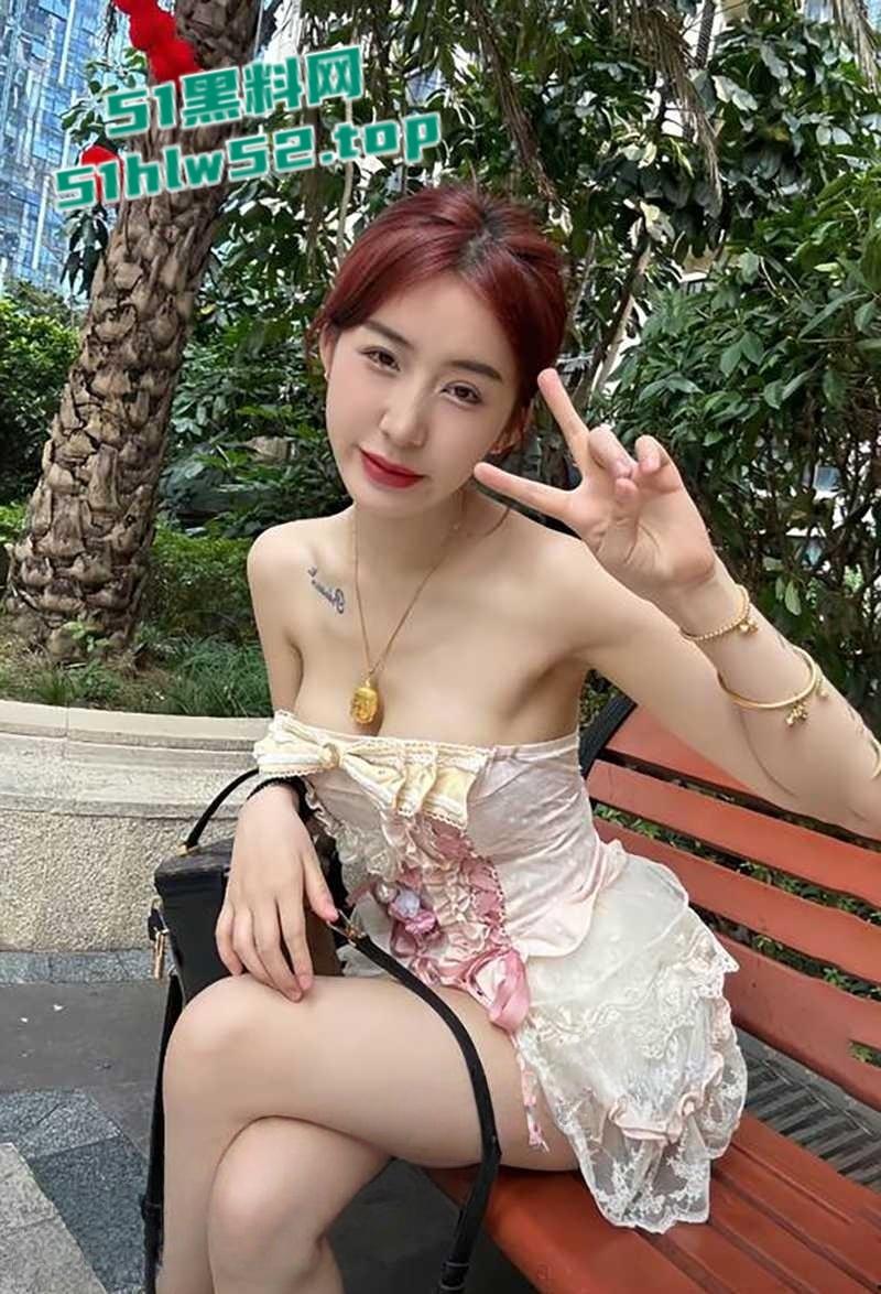 抖音网红【侯飞飞】裸聊视频泄漏，清纯少女竟被金主后入猛干，露脸骚聊揉穴自慰反差爆棚！-3