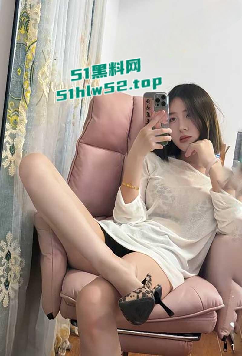 抖音网红【侯飞飞】裸聊视频泄漏，清纯少女竟被金主后入猛干，露脸骚聊揉穴自慰反差爆棚！-8