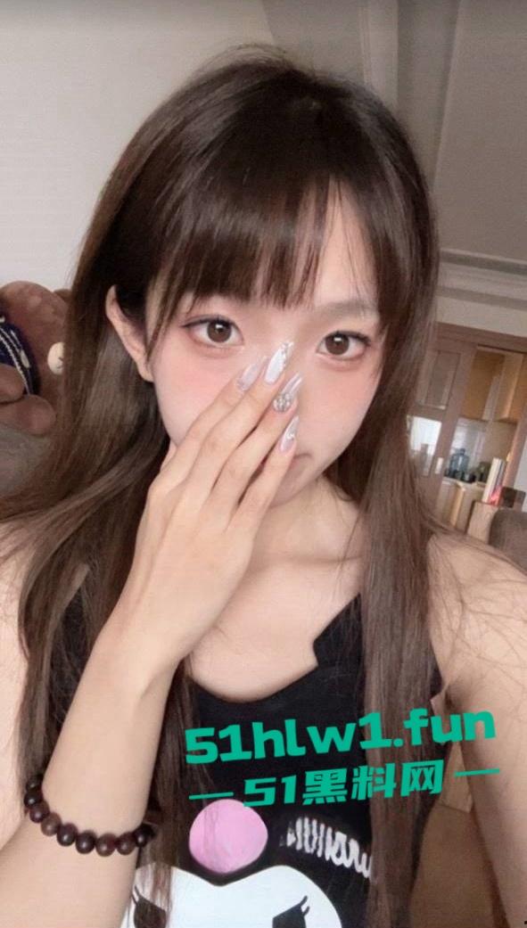 湖南长沙反差女大学生【刘子玥】 soul上撩骚约炮视频裸聊，隔着镜头伸出舌头接网友精液。-5