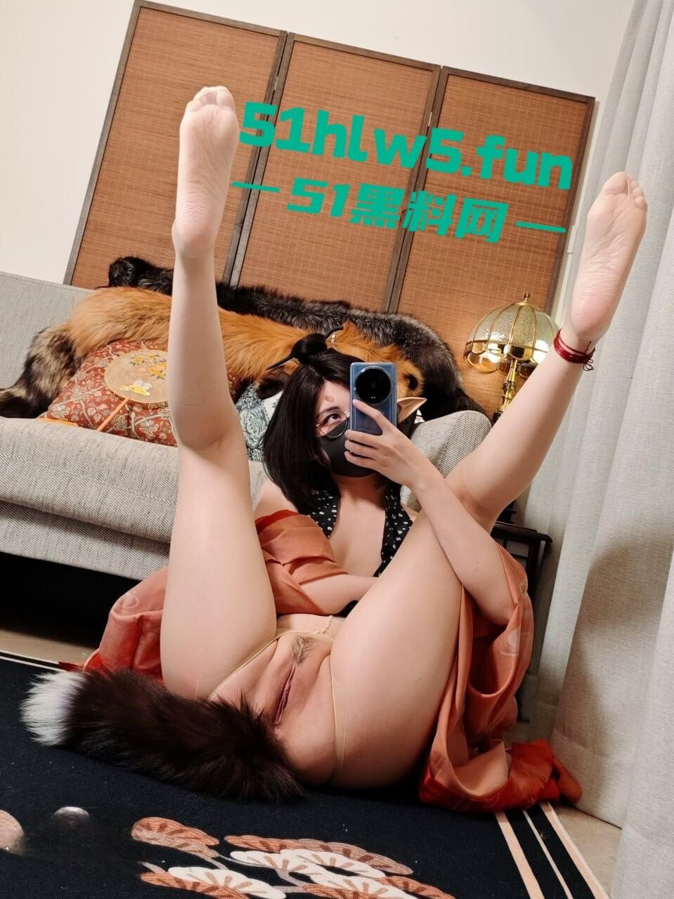 超火的cos女神【奶咪】身材超赞的极品女神，奶大腿长肌肤白，最新cos黑神话萍萍展示完美粉嫩小穴。-8