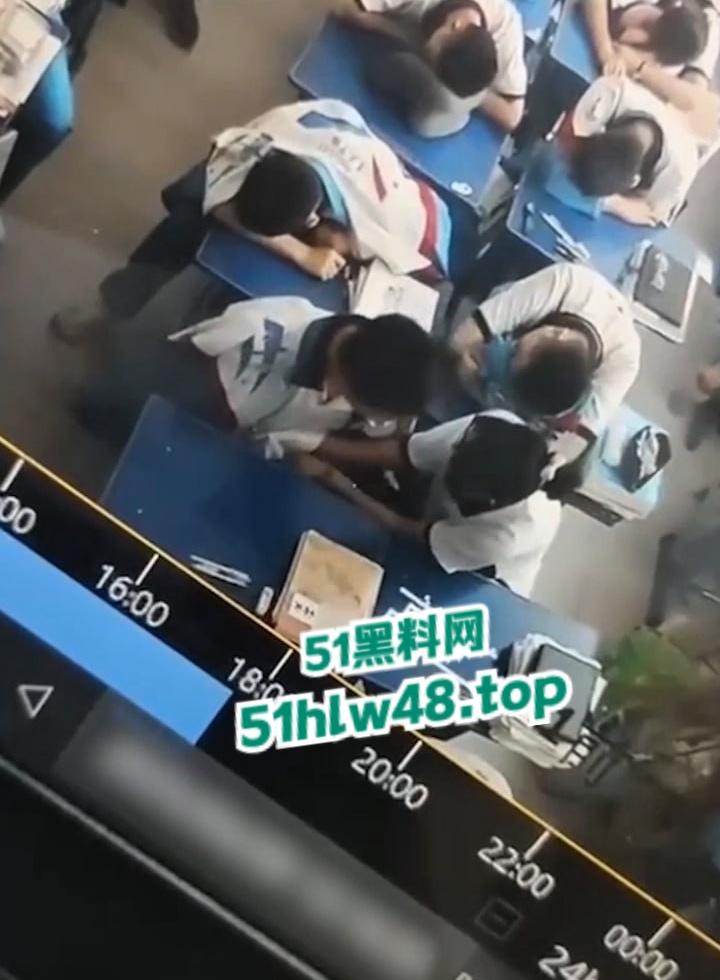 广州市第七中学【胡梦玲】上课主动给同桌手淫,监控下记录被曝光,小年轻又骚又胆大完全控制不了。-2