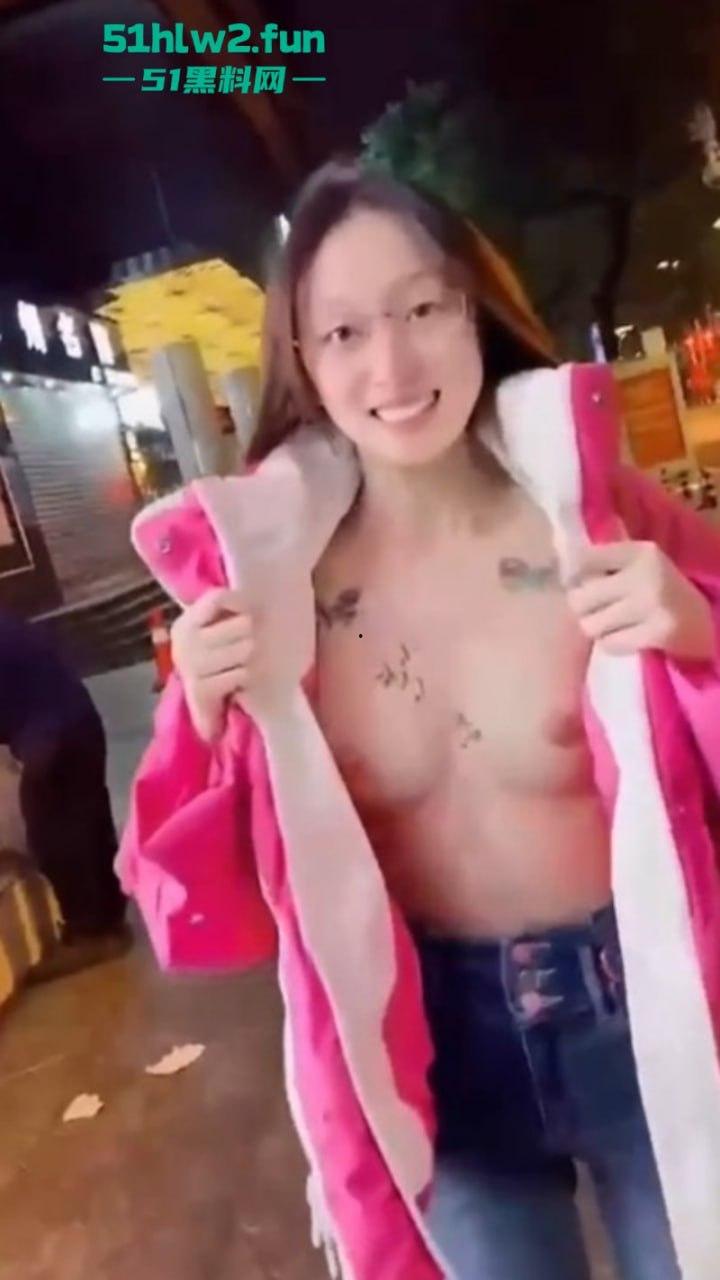 推特骚鸡【梦杰的母狗】寻求刺激人民广场当街露出 高挑美女为完成主人任务毫无底线。-6