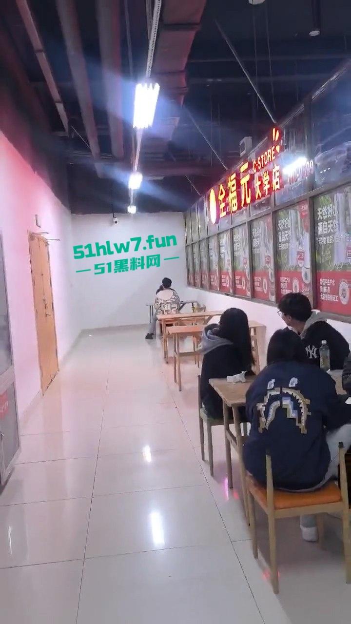 山东齐鲁大学情侣餐馆公然脱裤操逼，女生扒逼主动蹭鸡又搂又亲，操到高潮才满意。-3