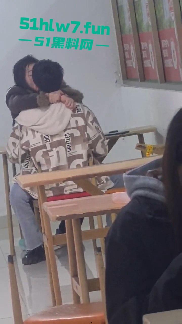 山东齐鲁大学情侣餐馆公然脱裤操逼，女生扒逼主动蹭鸡又搂又亲，操到高潮才满意。-4