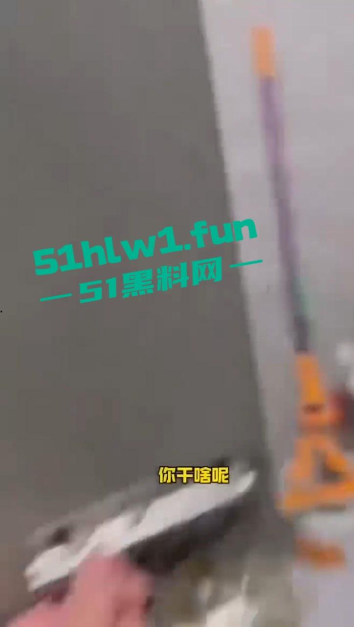 长春奇葩老头厕所偷窥放尿，天天跑错厕所骚扰娘们，跑路还想长四条腿真是老不正经！-3