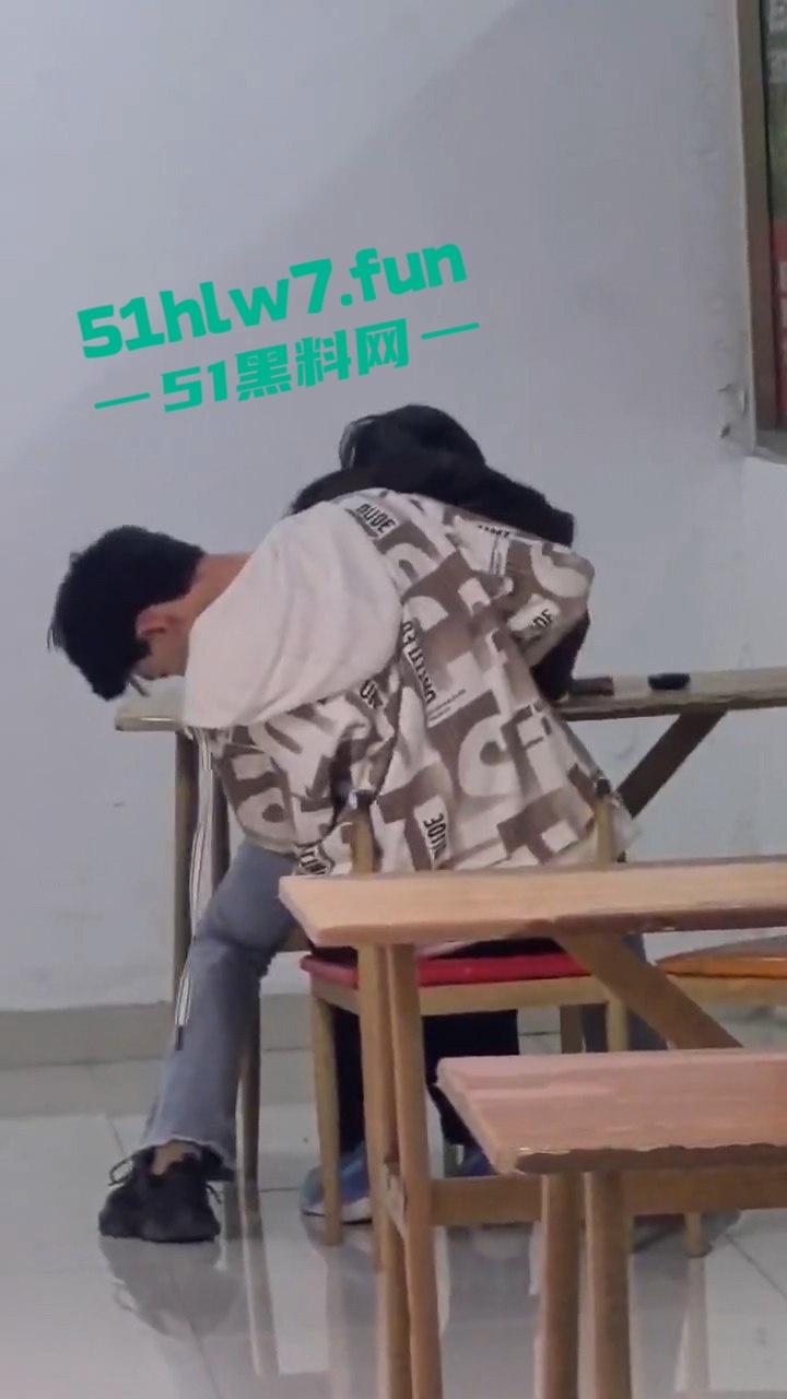 山东齐鲁大学情侣餐馆公然脱裤操逼，女生扒逼主动蹭鸡又搂又亲，操到高潮才满意。-7