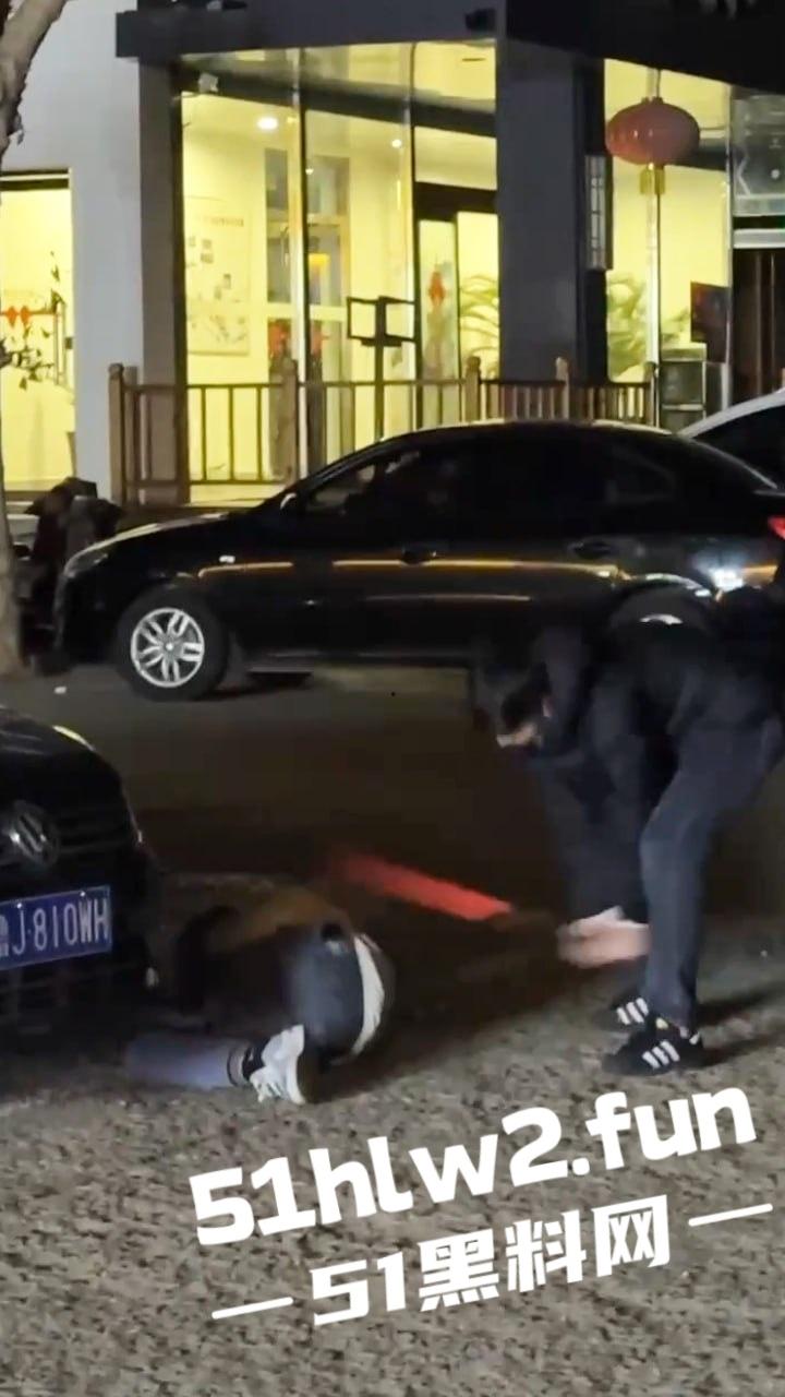 山东泰安街头斗殴一群混社会的网吧少年，在网吧门口堵学生因其女友被抢，叫人持械当街殴打。-5