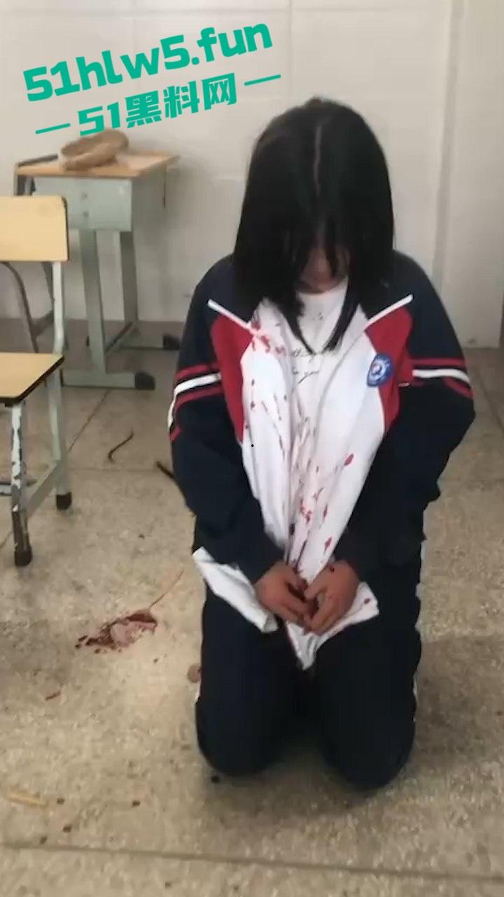 广西南宁又现渣女校园覇凌，木棍打头致出血场面暴力令人发指，现场霸凌视频曝光。-2