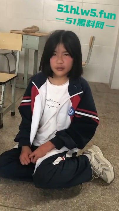 广西南宁又现渣女校园覇凌，木棍打头致出血场面暴力令人发指，现场霸凌视频曝光。-3