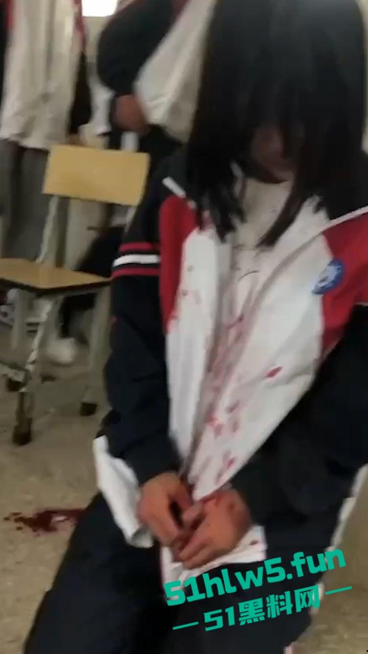 广西南宁又现渣女校园覇凌，木棍打头致出血场面暴力令人发指，现场霸凌视频曝光。-4