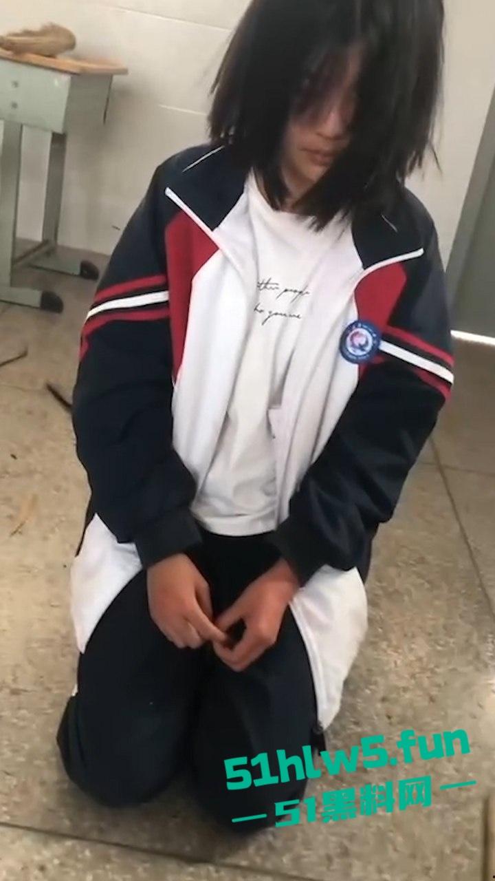 广西南宁又现渣女校园覇凌，木棍打头致出血场面暴力令人发指，现场霸凌视频曝光。-5