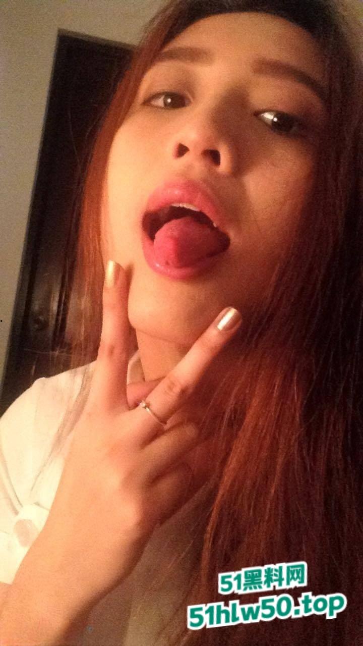 印尼极品美女主播【Julz】网友疯求的巨乳尤物，遭男友曝光私拍视频奶大臀肥性感至极啊！-7