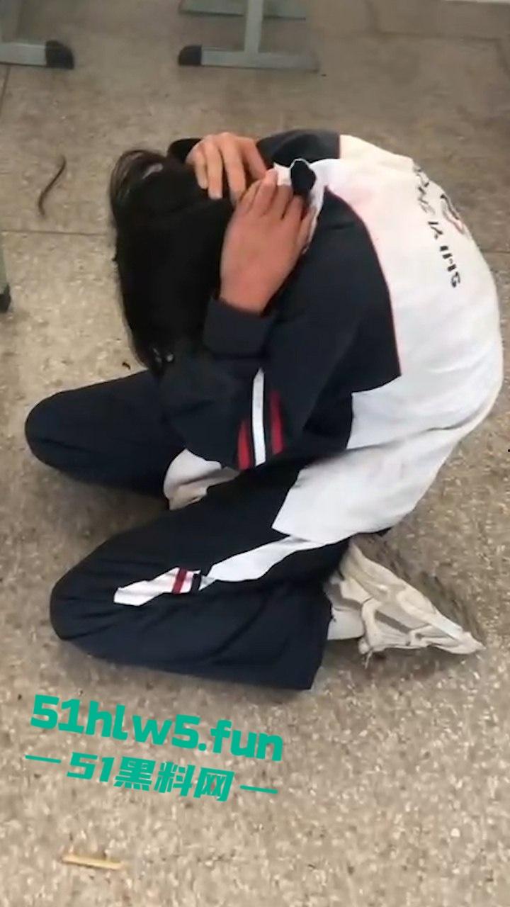 广西南宁又现渣女校园覇凌，木棍打头致出血场面暴力令人发指，现场霸凌视频曝光。-6