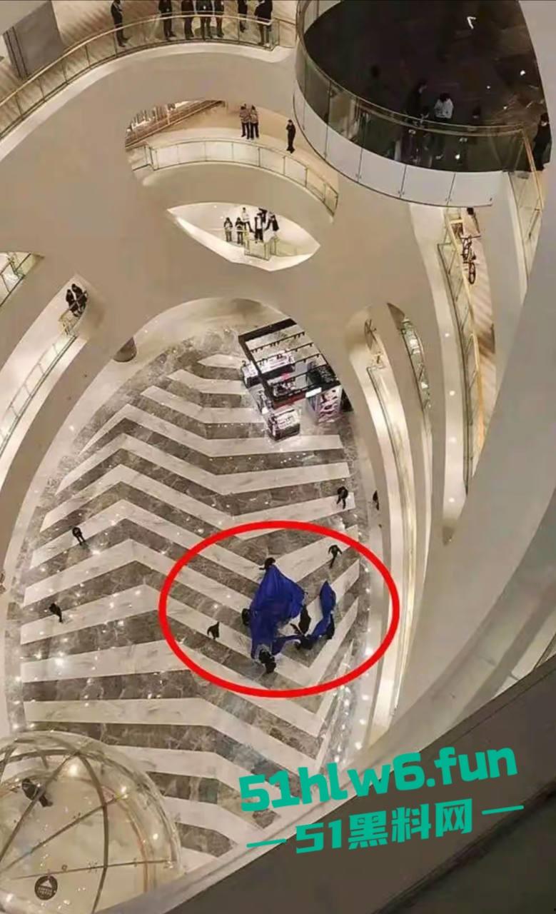 南京金鹰世界男子跳楼自杀，据传男子感情受挫从9楼跳下，脑浆爆裂当场死亡。-2