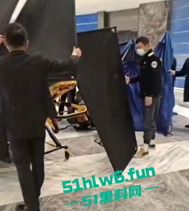 南京金鹰世界男子跳楼自杀，据传男子感情受挫从9楼跳下，脑浆爆裂当场死亡。-4