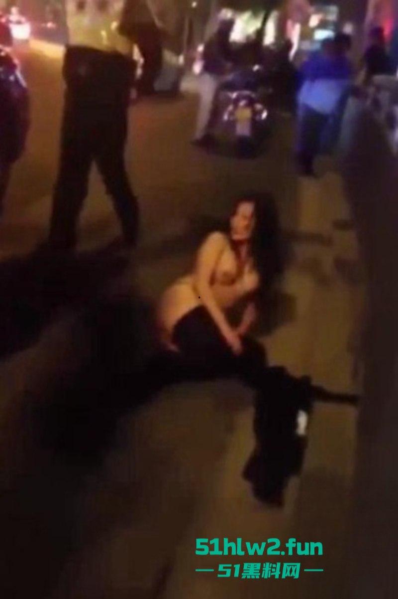 醉酒美女精选合集！上海醉酒女当街脱衣求外国人操她，结果被警方制止并带走！-1