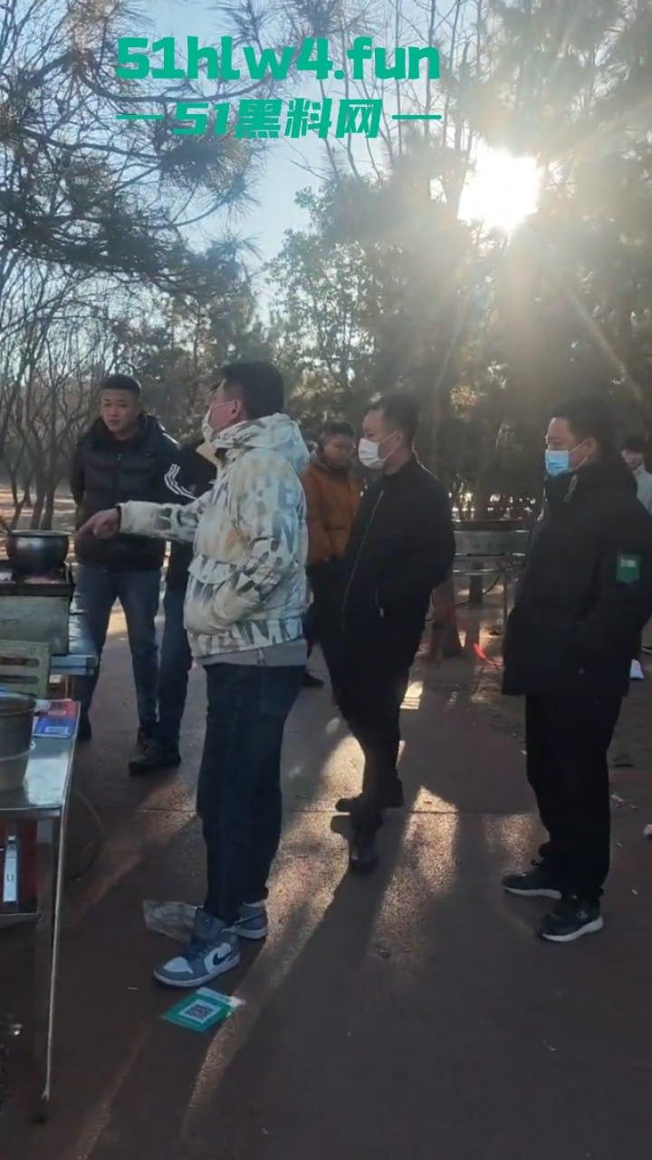 平民夫妻俩于日照航海工程职业学院门口摆摊，不明人物掀摊找事现场视频，实在可恶！-3