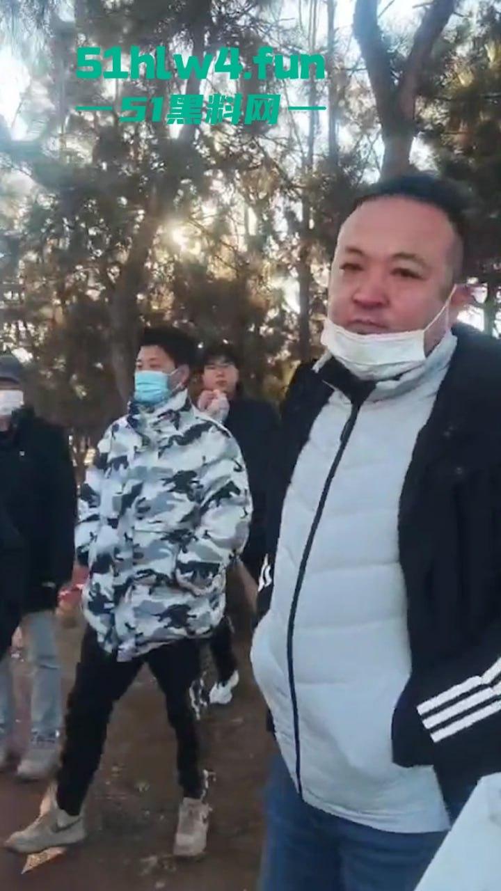 平民夫妻俩于日照航海工程职业学院门口摆摊，不明人物掀摊找事现场视频，实在可恶！-5