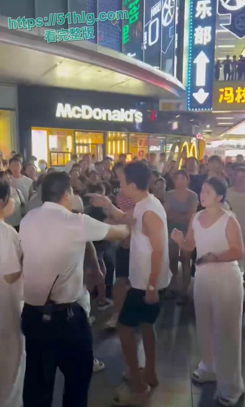 禽兽不如！养了20年的女儿跟男友私奔，养父还被当街暴打晕厥，养女冷眼旁观属实让人心寒-2