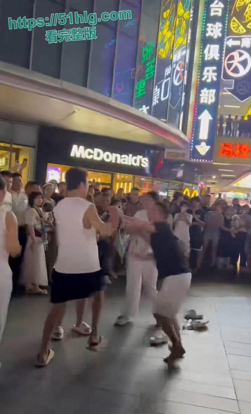 禽兽不如！养了20年的女儿跟男友私奔，养父还被当街暴打晕厥，养女冷眼旁观属实让人心寒-3