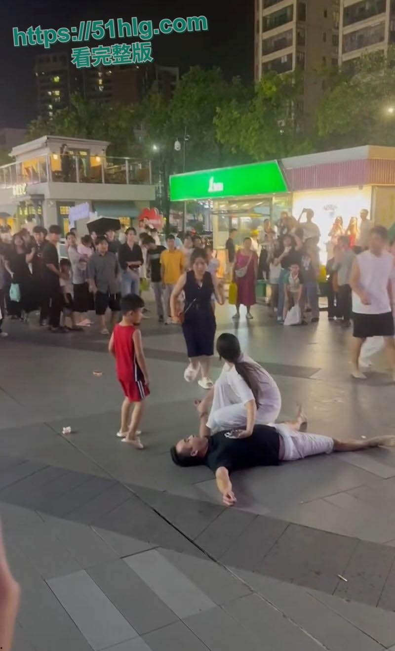 禽兽不如！养了20年的女儿跟男友私奔，养父还被当街暴打晕厥，养女冷眼旁观属实让人心寒-5