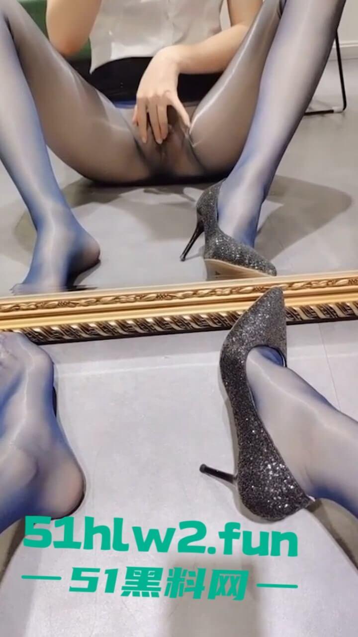 B站颜值网红【蜜桃花匠】身材超性感的反差婊，细腰大奶腿长逆天私下给粉丝送福利无内真空穿黑丝自慰福利。-5