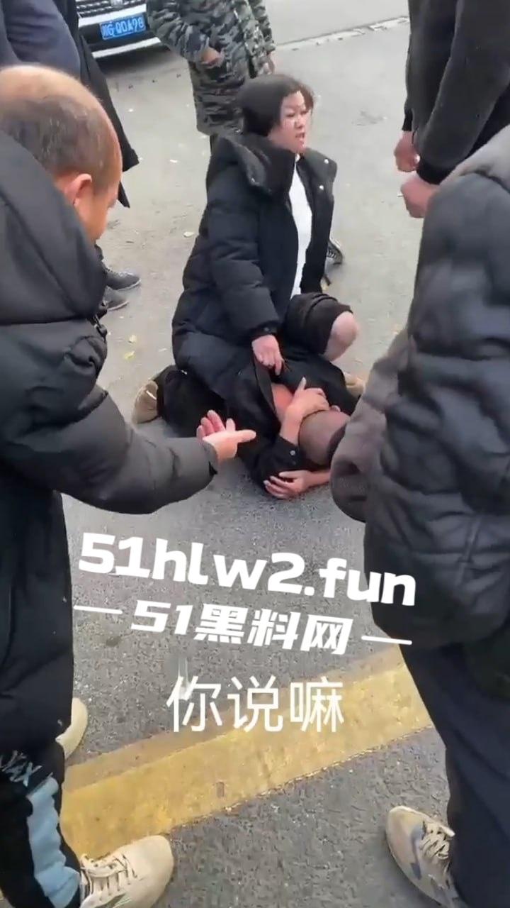 大哥以处对象名义，白操女人一年多 一分钱不花，连件衣服都不买还想分手被女子追到工地一顿暴打。-2