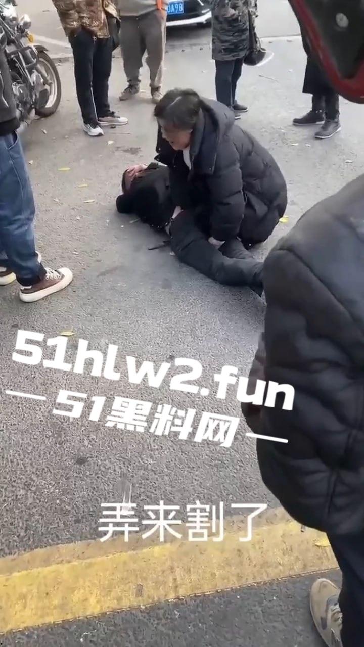 大哥以处对象名义，白操女人一年多 一分钱不花，连件衣服都不买还想分手被女子追到工地一顿暴打。-3