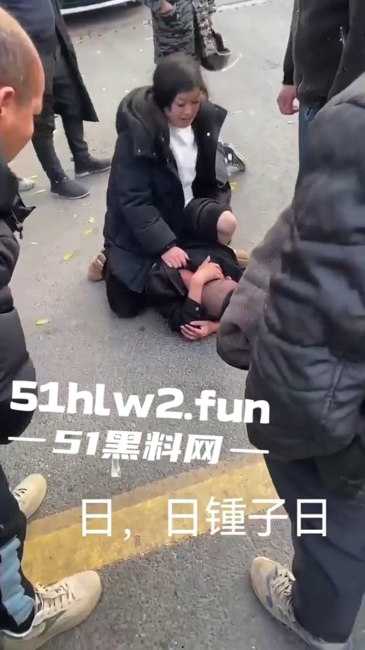 大哥以处对象名义，白操女人一年多 一分钱不花，连件衣服都不买还想分手被女子追到工地一顿暴打。-4