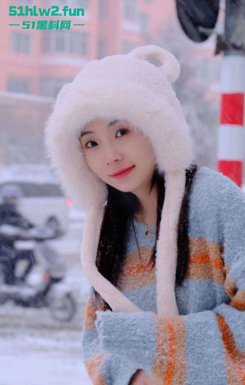 大连师范学院【吴美芳】跟网友裸聊自慰被曝光，人前乖乖女人后反差婊，这下可出名了！-3