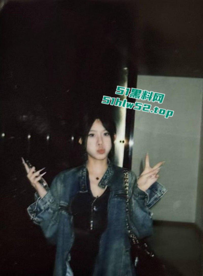 安徽六安皖西学院【邹芳婷】分手后无缝链接疯狂约炮，惨遭前男友报复曝光大量不雅私拍！-3