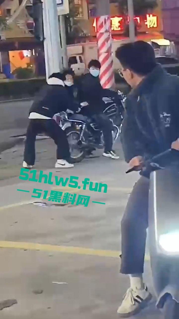 重口血腥场面慎点！广东普宁cw电竞社精神小伙线下真实暴砍对手致皮开肉绽。-5