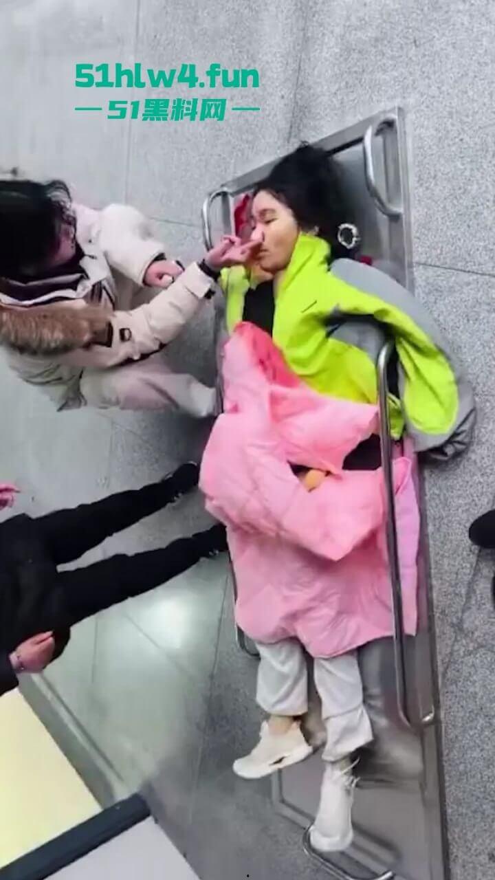 江西抚州金巢实验学校一女生突然跳楼,人还没死就拉殡仪馆火化,家长紧急抢尸与警察大打出手。-4