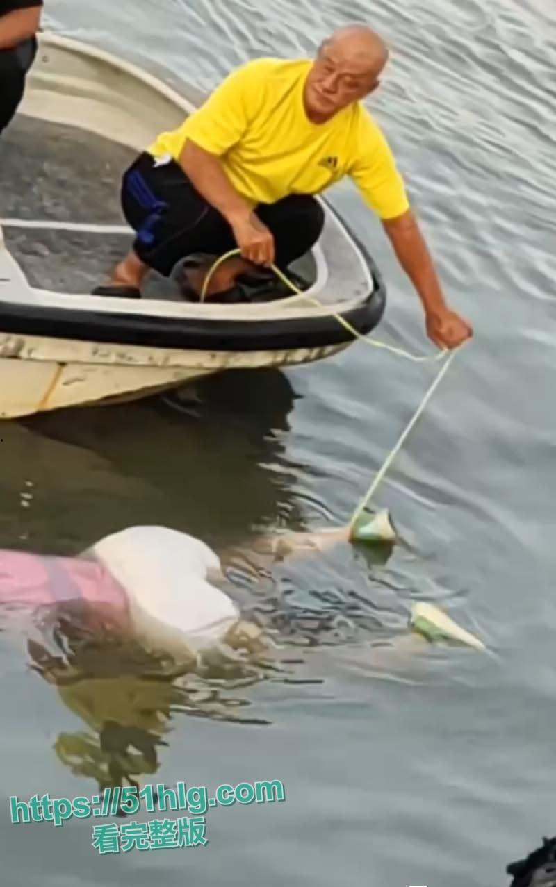 国外大瓜！【马来西亚吉胆岛】 一宝妈因争夺抚养权问题 深夜携3岁女儿跳海轻生 监控记录全程 结局令人惋惜-3