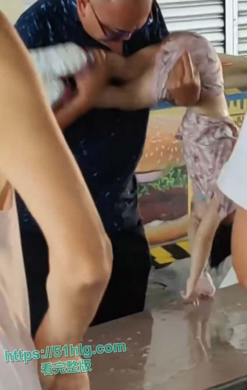 国外大瓜！【马来西亚吉胆岛】 一宝妈因争夺抚养权问题 深夜携3岁女儿跳海轻生 监控记录全程 结局令人惋惜-4