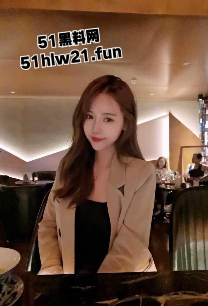 顺德农行职员【陈雪莹】乱交视频流出，清纯御姐独爱3P群交被两男前后顶操，叫声酥麻诱人。-3