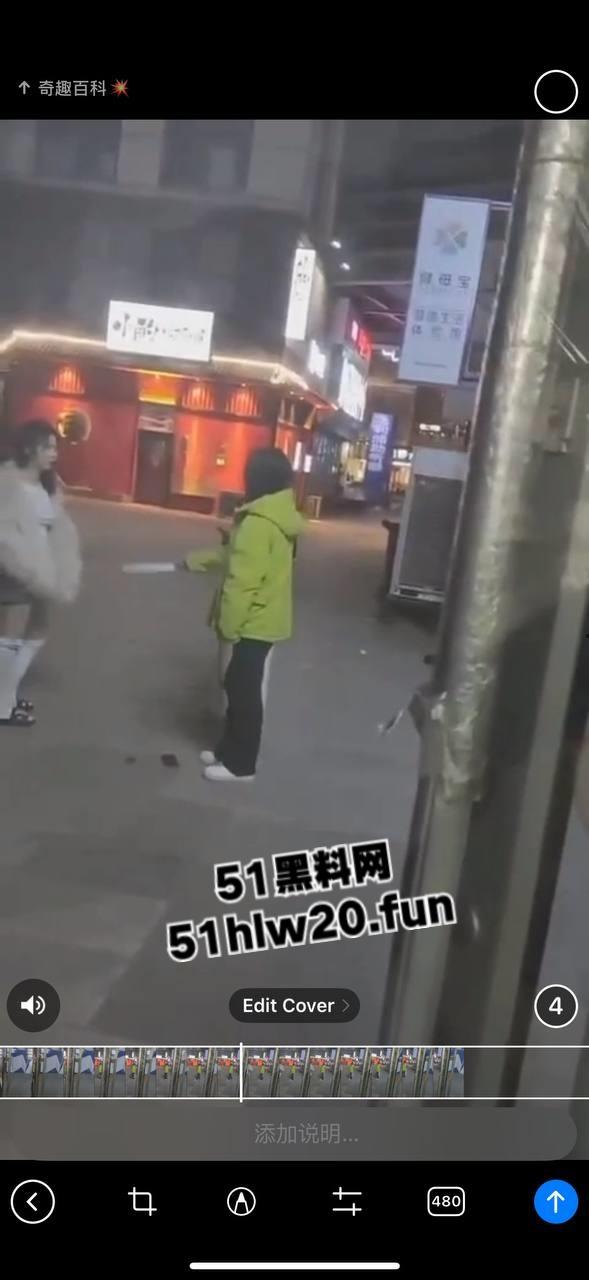 吉林长春精神小妹干架现场，一群精神小妹带着几个小伙围殴俩美女，打人者正在追捕当中。-7