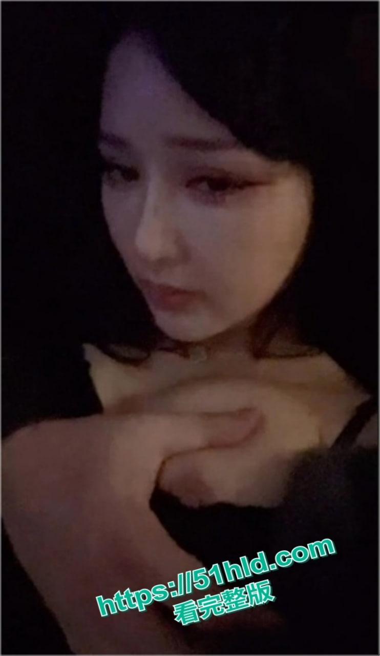 约啪大神【Looks199】重金拿下神颜天菜名媛,KTV包厢按头深喉,跪地口爆舔舐浓稠精液!-3