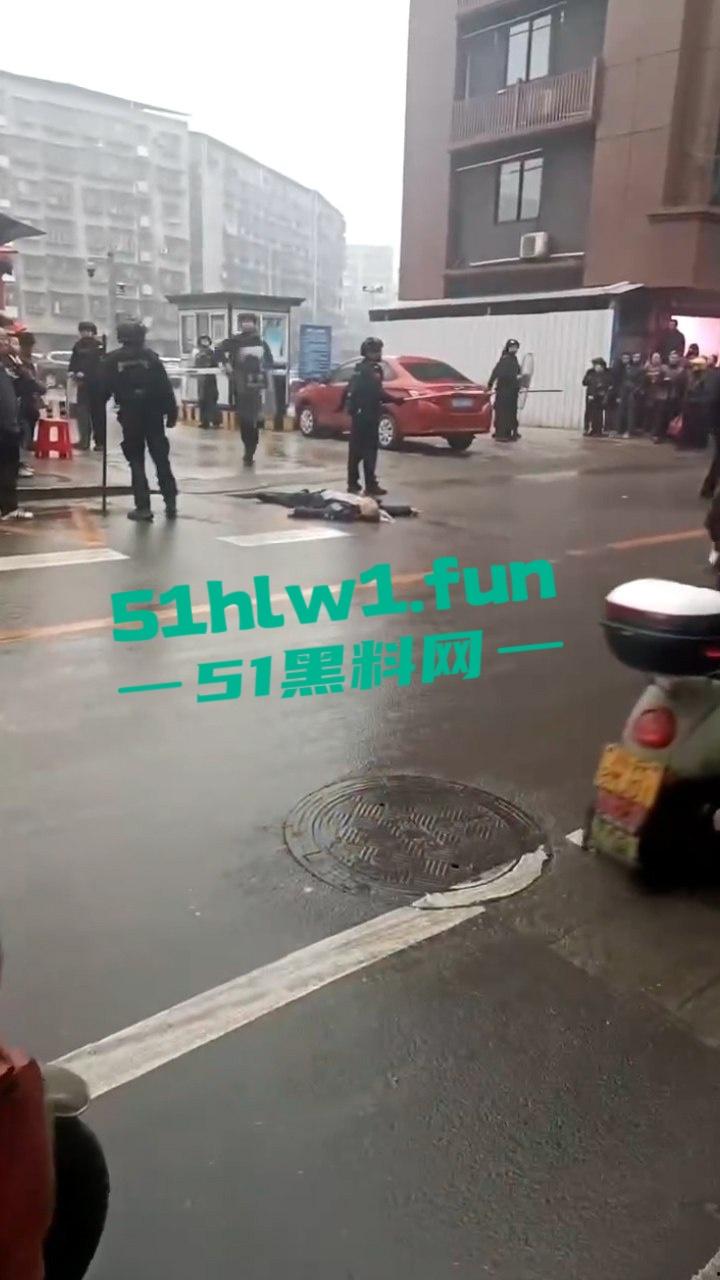 四川蓬安已婚女子装单身骗财骗爱被上头男持刀捅死，原配老公惨遭连坐一家归西。-5