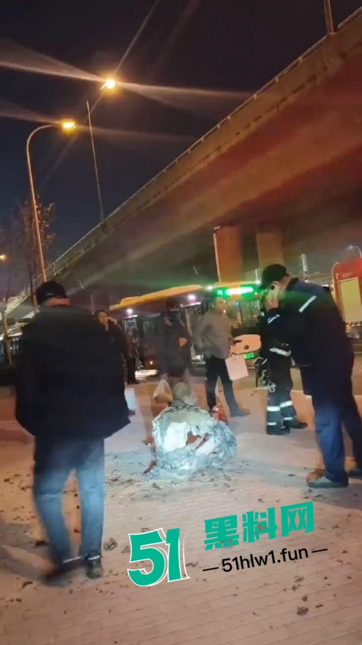 青岛海尔路上演火焰奇葩秀，自焚哥一身火光冲天 想变凤凰结果成了烧鸡？-1