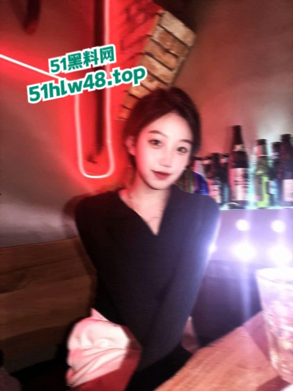 武汉大学音乐老师【张小岚】在学校楼道深喉口交浓精射满一嘴太刺激了！-8