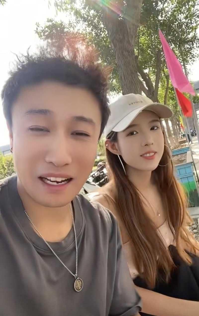 抖音33岁大叔 啊瓜满街跑 03年模特女友调教成小母狗 尿液精液糊满脸尺度炸裂!-2