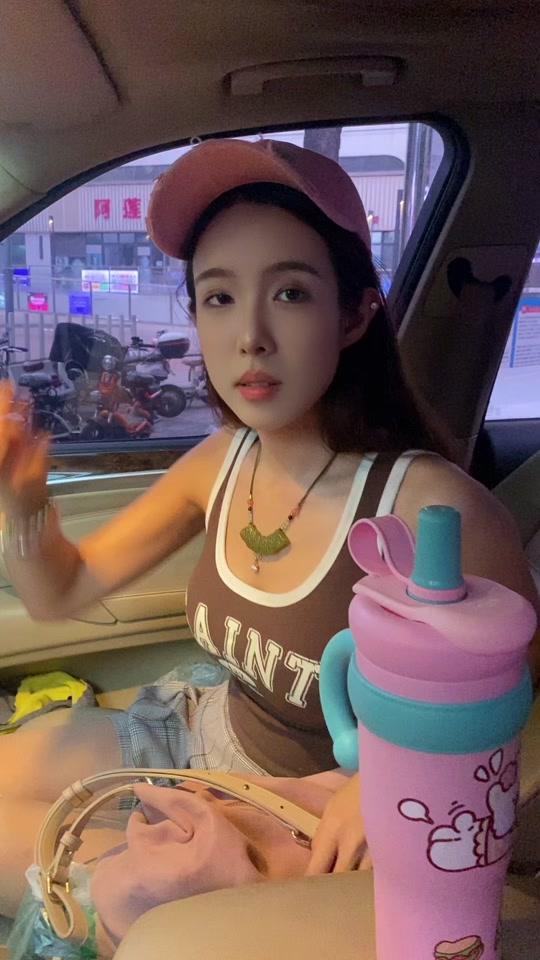 抖音33岁大叔 啊瓜满街跑 03年模特女友调教成小母狗 尿液精液糊满脸尺度炸裂!-4